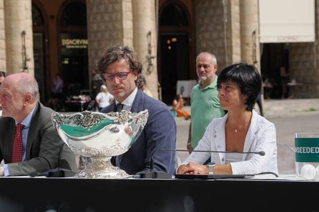 Bologna, Italia - Cronaca - 17 Settembre 2025 - sorteggio squadre per ottavi di finale coppa Davis in piazza Maggiore a Bologna - Feliciano Lopez direttore del Torneo e assessore allo del comune di Bologna Roberta Li Calzi - (Photo Michele Nucci LaPresse) News - Bologna, Italy - September 17, 2025 - Davis Cup Round of 16 draw in Piazza Maggiore, Bologna - (Photo Michele Nucci LaPresse)  Copyright: xMichelexNucci LaPressex