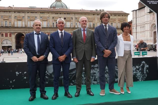 Bologna, Italia - Cronaca - 17 Settembre 2025 - sorteggio squadre per ottavi di finale coppa Davis in piazza Maggiore a Bologna - da sinistra Gian Maria Manghi coordinatore politiche sportive regione Emilia Romagna, ministro dello Andrea Abodi, Angelo Binaghi presidente FITP e Feliciano Lopez direttore del Torneo, assessore comunale alo sport Roberta Li Calzi - (Photo Michele Nucci LaPresse) News - Bologna, Italy - September 17, 2025 - Davis Cup Round of 16 draw in Piazza Maggiore, Bologna - (Photo Michele Nucci LaPresse)  Copyright: xMichelexNucci LaPressex
