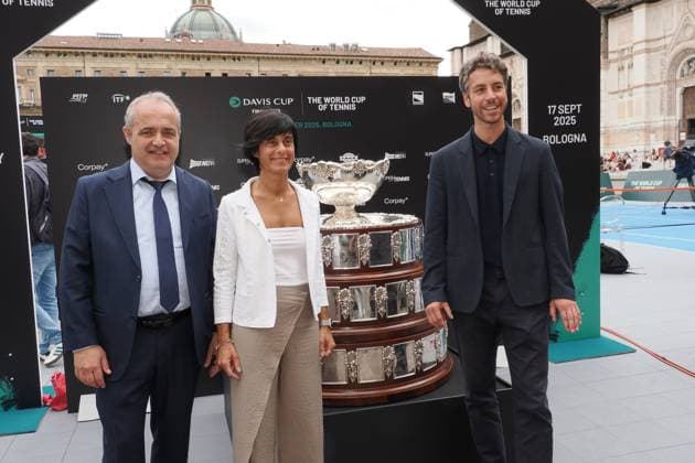 Bologna, Italia - Cronaca - 17 Settembre 2025 - sorteggio squadre per ottavi di finale coppa Davis in piazza Maggiore a Bologna - da sinistra Gian Maria Manghi coordinatore politiche sportive regione Emilia Romagna, assessore comunale allo Roberta Li Calzie Mattia Santori delegato del Comune alle politiche giovanili - (Photo Michele Nucci LaPresse) News - Bologna, Italy - September 17, 2025 - Davis Cup Round of 16 draw in Piazza Maggiore, Bologna - (Photo Michele Nucci LaPresse)  Copyright: xMichelexNucci LaPressex