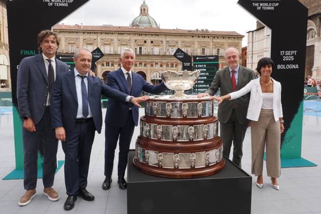 Bologna, Italia - Cronaca - 17 Settembre 2025 - sorteggio squadre per ottavi di finale coppa Davis in piazza Maggiore a Bologna - da sinistra: Feliciano Lopez direttore del Torneo, Gian Maria Manghi coordinatore politiche sportive regione Emilia Romagna, ministro dello Andrea Abodi, Angelo Binaghi presidente FITP, assessora comunale allo sport Roberta Li Calzi - (Photo Michele Nucci LaPresse) News - Bologna, Italy - September 17, 2025 - Davis Cup Round of 16 draw in Piazza Maggiore, Bologna - (Photo Michele Nucci LaPresse)  Copyright: xMichelexNucci LaPressex