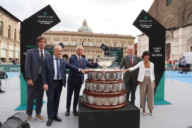 Bologna, Italia - Cronaca - 17 Settembre 2025 - sorteggio squadre per ottavi di finale coppa Davis in piazza Maggiore a Bologna - da sinistra: Feliciano Lopez direttore del Torneo, Gian Maria Manghi coordinatore politiche sportive regione Emilia Romagna, ministro dello Andrea Abodi, Angelo Binaghi presidente FITP, assessora comunale allo sport Roberta Li Calzi - (Photo Michele Nucci LaPresse) News - Bologna, Italy - September 17, 2025 - Davis Cup Round of 16 draw in Piazza Maggiore, Bologna - (Photo Michele Nucci LaPresse)  Copyright: xMichelexNucci LaPressex