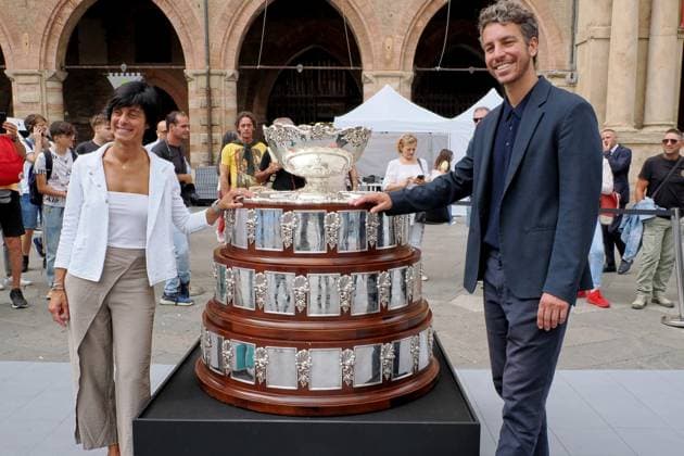 Bologna, Italia - Cronaca - 17 Settembre 2025 - sorteggio squadre per ottavi di finale coppa Davis in piazza Maggiore a Bologna - assessore comunale allo Roberta Li Calzie e Mattia Santori delegato del Comune alle politiche giovanili - (Photo Michele Nucci LaPresse) News - Bologna, Italy - September 17, 2025 - Davis Cup Round of 16 draw in Piazza Maggiore, Bologna - (Photo Michele Nucci LaPresse)  Copyright: xMichelexNucci LaPressex