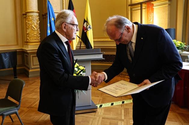 Gustav Adolf Täve Schur receives the Order of Merit of the State of Saxony Anhalt from Minister President Dr Reiner Haseloff Gustav Adolf Täve Schur, the 94-year-old former cyclist, is honored for his services to sport, for his motivational commitment to promoting young talent and for his role model effect to this day He won the International Peace Ride in 1955 and 1959 and the World Amateur Road Championships in 1958 and 1959, among others To this day, he is a persistent motivator for exercise, healthy eating and public spirit Minister President Dr. Reiner Haseloff CDU, Saxony-Anhalt presented the Order of Merit of the State of Saxony-Anhalt to one citizen and six citizens in the Magdeburg State Chancellery on Wednesday, 17 September 2025
