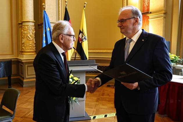 Gustav Adolf Täve Schur receives the Order of Merit of the State of Saxony Anhalt from Minister President Dr Reiner Haseloff Gustav Adolf Täve Schur, the 94-year-old former cyclist, is honored for his services to sport, for his motivational commitment to promoting young talent and for his role model effect to this day He won the International Peace Ride in 1955 and 1959 and the World Amateur Road Championships in 1958 and 1959, among others To this day, he is a persistent motivator for exercise, healthy eating and public spirit Minister President Dr. Reiner Haseloff CDU, Saxony-Anhalt presented the Order of Merit of the State of Saxony-Anhalt to one citizen and six citizens in the Magdeburg State Chancellery on Wednesday, 17 September 2025