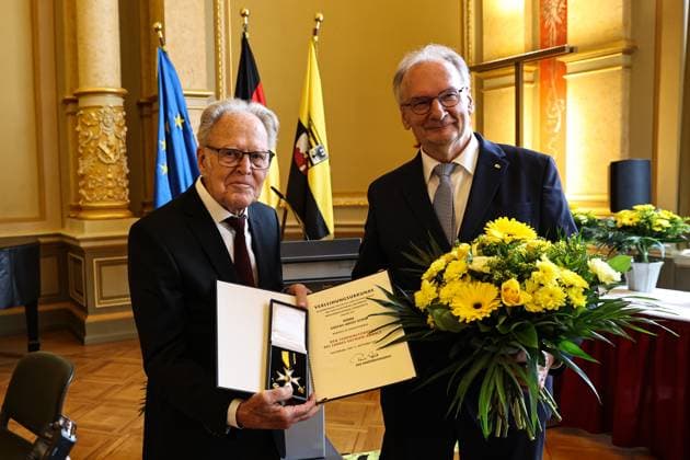 Gustav Adolf Täve Schur receives the Order of Merit of the State of Saxony Anhalt from Minister President Dr Reiner Haseloff Gustav Adolf Täve Schur, the 94-year-old former cyclist, is honored for his services to sport, for his motivational commitment to promoting young talent and for his role model effect to this day He won the International Peace Ride in 1955 and 1959 and the World Amateur Road Championships in 1958 and 1959, among others To this day, he is a persistent motivator for exercise, healthy eating and public spirit Minister President Dr. Reiner Haseloff CDU, Saxony-Anhalt presented the Order of Merit of the State of Saxony-Anhalt to one citizen and six citizens in the Magdeburg State Chancellery on Wednesday, 17 September 2025