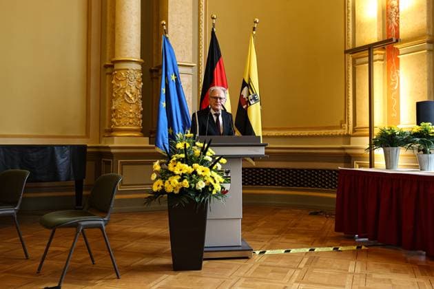 Gustav Adolf Täve Schur, the 94-year-old former cyclist, is honored for his services to sport, for his motivational commitment to promoting young talent and for his role model effect that continues to this day He won the International Peace Ride in 1955 and 1959 and the World Amateur Road Championship in 1958 and 1959, among others To this day, he is a persistent motivator for exercise, healthy eating and public spirit Minister President Dr. Reiner Haseloff CDU, Saxony-Anhalt presented the Order of Merit of the State of Saxony-Anhalt to one citizen and six citizens in the Magdeburg State Chancellery on Wednesday, 17 September 2025