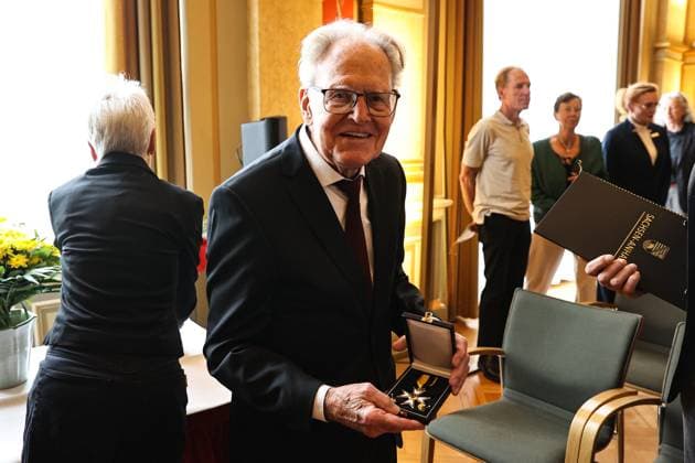 Gustav Adolf Täve Schur receives the Order of Merit of the State of Saxony Anhalt from Minister President Dr Reiner Haseloff Gustav Adolf Täve Schur, the 94-year-old former cyclist, is honored for his services to sport, for his motivational commitment to promoting young talent and for his role model effect to this day He won the International Peace Ride in 1955 and 1959 and the World Amateur Road Championships in 1958 and 1959, among others To this day, he is a persistent motivator for exercise, healthy eating and public spirit Minister President Dr. Reiner Haseloff CDU, Saxony-Anhalt presented the Order of Merit of the State of Saxony-Anhalt to one citizen and six citizens in the Magdeburg State Chancellery on Wednesday, 17 September 2025