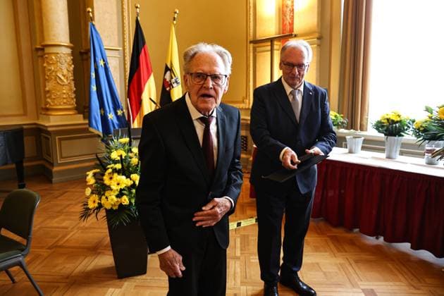 Gustav Adolf Täve Schur receives the Order of Merit of the State of Saxony Anhalt from Minister President Dr Reiner Haseloff Gustav Adolf Täve Schur, the 94-year-old former cyclist, is honored for his services to sport, for his motivational commitment to promoting young talent and for his role model effect to this day He won the International Peace Ride in 1955 and 1959 and the World Amateur Road Championships in 1958 and 1959, among others To this day, he is a persistent motivator for exercise, healthy eating and public spirit Minister President Dr. Reiner Haseloff CDU, Saxony-Anhalt presented the Order of Merit of the State of Saxony-Anhalt to one citizen and six citizens in the Magdeburg State Chancellery on Wednesday, 17 September 2025