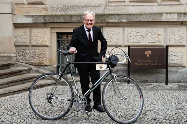 Gustav Adolf Täve Schur stands in front of the State Chancellery with a racing bike Gustav Adolf Täve Schur, the 94-year-old former cyclist, is honored for his services to sport, for his motivational commitment to promoting young talent and for his role model effect to this day He won the International Peace Ride in 1955 and 1959 and the World Amateur Road Championship in 1958 and 1959, among others To this day, he is a persistent motivator for exercise, healthy eating and public spirit Minister President Dr. Reiner Haseloff CDU, Saxony-Anhalt presented the Order of Merit of the State of Saxony-Anhalt to one citizen and six citizens in the Magdeburg State Chancellery on Wednesday, 17 September 2025