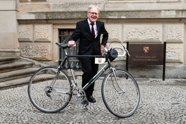 Gustav Adolf Täve Schur stands in front of the State Chancellery with a racing bike Gustav Adolf Täve Schur, the 94-year-old former cyclist, is honored for his services to sport, for his motivational commitment to promoting young talent and for his role model effect to this day He won the International Peace Ride in 1955 and 1959 and the World Amateur Road Championship in 1958 and 1959, among others To this day, he is a persistent motivator for exercise, healthy eating and public spirit Minister President Dr. Reiner Haseloff CDU, Saxony-Anhalt presented the Order of Merit of the State of Saxony-Anhalt to one citizen and six citizens in the Magdeburg State Chancellery on Wednesday, 17 September 2025