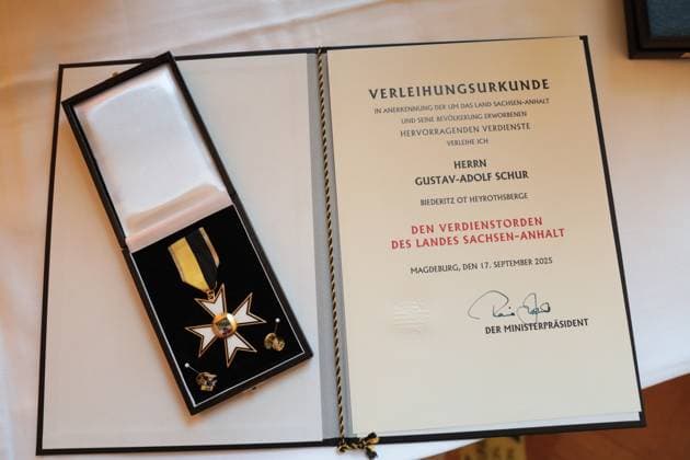Gustav Adolf Täve Schur receives his certificate with the Order of Merit in the State Chancellery Gustav Adolf Täve Schur, the 94-year-old former cyclist, is honored for his services to sport, for his motivational commitment to promoting young cyclists and for his role model effect to this day He won the International Peace Ride in 1955 and 1959 and the World Amateur Road Championships in 1958 and 1959, among others To this day, he is a persistent motivator for exercise, healthy eating and public spirit Minister President Dr. Reiner Haseloff CDU, Saxony-Anhalt presented the Order of Merit of the State of Saxony-Anhalt to one citizen and six citizens in the Magdeburg State Chancellery on Wednesday, 17 September 2025