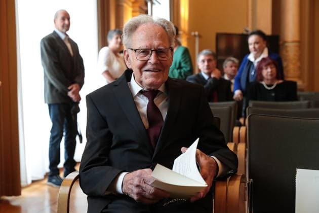 Gustav Adolf Täve Schur, the 94-year-old former cyclist, is honored for his services to sport, for his motivational commitment to promoting young talent and for his role model effect that continues to this day He won the International Peace Ride in 1955 and 1959 and the World Amateur Road Championship in 1958 and 1959, among others To this day, he is a persistent motivator for exercise, healthy eating and public spirit Minister President Dr. Reiner Haseloff CDU, Saxony-Anhalt presented the Order of Merit of the State of Saxony-Anhalt to one citizen and six citizens in the Magdeburg State Chancellery on Wednesday, 17 September 2025