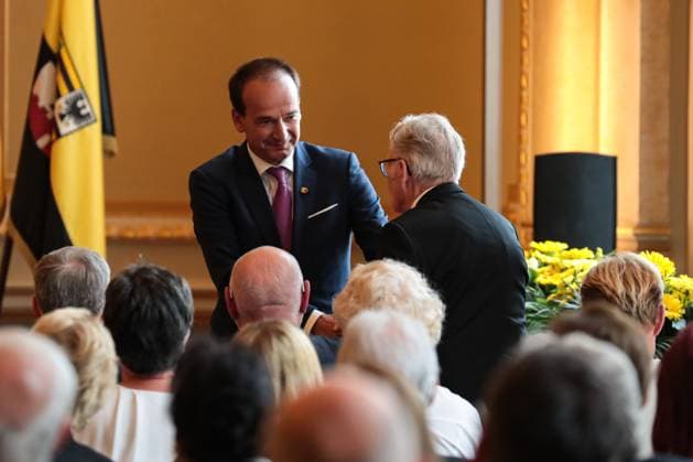 Honorary President of the State Sports Association Andreas Silbersack FDP, Saxony Anhalt said in his speech on the awarding of the Order of Merit of the State of Saxony Anhalt to Gustav Adolf Täve Schur that there will be another attempt to induct Täve Schur into the Hall of Fame So far this has been rejected Minister President Dr. Reiner Haseloff CDU, Saxony Anhalt presented the Order of Merit of the State of Saxony Anhalt to one citizen and six citizens in the Magdeburg State Chancellery on Wednesday, September 17, 2025