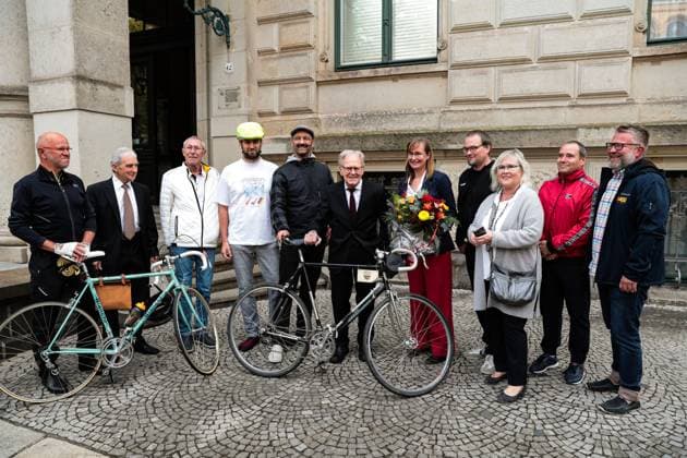 Gustav Adolf Täve Schur is greeted by Eva von Angern and other people in front of the State Chancellery Gustav Adolf Täve Schur, the 94-year-old former cyclist is honored for his services to sport, for his motivational commitment to promoting young talent and for his role model effect that still exists today He won the International Peace Ride in 1955 and 1959 and the World Amateur Road Championships in 1958 and 1959, among others To this day, he is a persistent motivator for exercise, healthy eating and public spirit Minister President Dr. Reiner Haseloff CDU, Saxony-Anhalt presented the Order of Merit of the State of Saxony-Anhalt to one citizen and six citizens in the Magdeburg State Chancellery on Wednesday, 17 September 2025