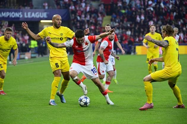 From left Haitam Aleesami of Bodo Glimt and Christos Zafeiris of Slavia in action during the Football Champions League 1st round match Slavia Praha vs Bodo Glimt in Prague, Czech Republic, September 17, 2025. (CTKxPhoto VitxSimanek) CTKPhotoP2025091707594  CTKPhotoP2025091707594
