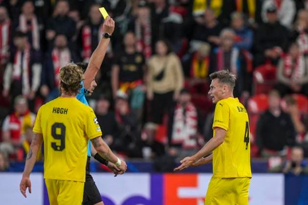 Champions League Slavia Prague Bodo Glimt Prague, Czech Republic 20250917 Bodo Glimts Odin Bjortuft receives a yellow card from referee Marian Barbu during the Champions League match between Slavia Prague and Bodo Glimt at Fortuna Arena in Prague Photo Terje Pedersen NTB Praha Czech Republic EDITORIAL USE ONLY RESTRICTED USE FOR BETTING COMPANIES  Copyright: xTerjexPedersenx xNTBx