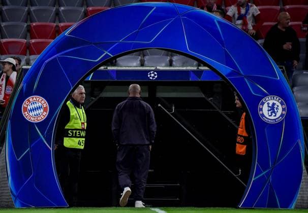17 09 2025, xemx, Football UEFA Champions League, FC Bayern Muenchen Chelsea London v l Head Coach Vincent Kompany FC Bayern Muenchen DFL DFB REGULATIONS PROHIBIT ANY USE OF PHOTOGRAPHS as IMAGE SEQUENCES and or QUASI VIDEO Muenchen