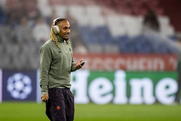 UEFA Champions League, FC Bayern Munich FC Chelsea 17 09 2025 Sacha Boey FC Bayern Munich, 23 during the pitch inspection UEFA Champions League, FC Bayern Munich FC Chelsea Munich, Allianz Arena on 17 09 2025 Copyright: xBEAUTIFULxSPORTS Wunderlx