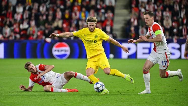 From left David Zima of Slavia, Kasper Hogh of Bodo Glimt and Lukas Provod of Slavia in action during the Football Champions League 1st round match Slavia Praha vs Bodo Glimt in Prague, Czech Republic, September 17, 2025. (CTKxPhoto VitxSimanek) CTKPhotoP2025091708328  CTKPhotoP2025091708328
