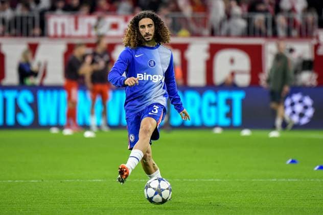 17 09 2025, xemx, Football UEFA Champions League, FC Bayern Muenchen Chelsea London v l Warmup warm up warm up before the start of the match Marc Cucurella Chelsea London DFL DFB REGULATIONS PROHIBIT ANY USE OF PHOTOGRAPHS as IMAGE SEQUENCES and or QUASI VIDEO Muenchen