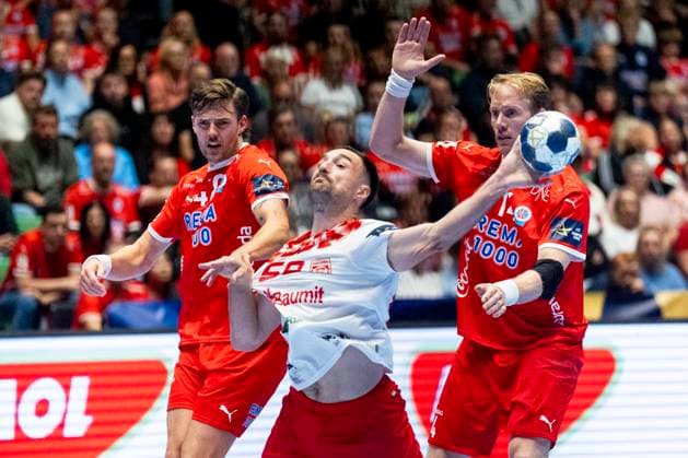 Handball, Champions League Kolstad Dinamo Bucuresti 31 28 Trondheim 20250917 Kolstads Sigvaldi Björn Gudjonsson , Dinamo Bucurestis Tom Pelayo and Kolstads Magnus Gullerud during the Champions League handball match between Kolstad and Dinamo Bucuresti in Trondheim Spektrum 31 28 Photo Ole Martin Wold NTB Trondheim Norway EDITORIAL USE ONLY RESTRICTED USE FOR BETTING COMPANIES  Copyright: xOlexMartinxWoldx xNTBx