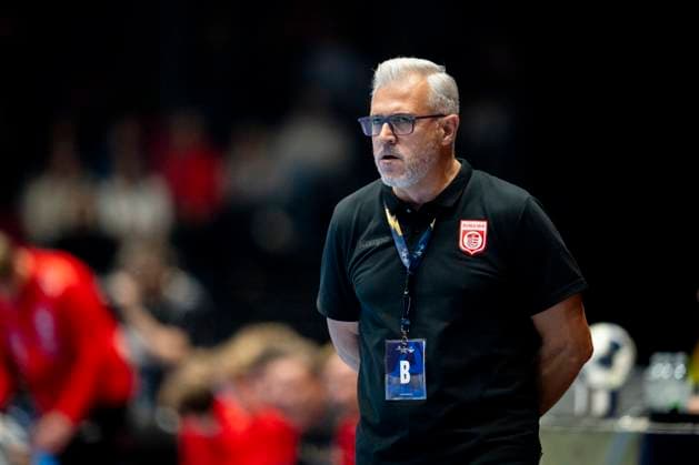 Handball, Champions League Kolstad Dinamo Bucuresti 31 28 Trondheim 20250917 Dinamo Bucurestis coach Sebastian Bota during the Champions League handball match between Kolstad and Dinamo Bucuresti in Trondheim Spektrum 31 28 Photo Ole Martin Wold NTB Trondheim Norway EDITORIAL USE ONLY RESTRICTED USE FOR BETTING COMPANIES  Copyright: xOlexMartinxWoldx xNTBx