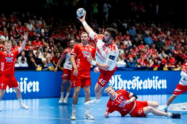 Handball, Champions League Kolstad Dinamo Bucuresti 31 28 Trondheim 20250917 Kolstads Vetle Eck Aga, Magnus Gullerud and Dinamo Bucurestis Miklos Rosta during the Champions League handball match between Kolstad and Dinamo Bucuresti in Trondheim Spektrum 31 28 Photo Ole Martin Wold NTB Trondheim Norway EDITORIAL USE ONLY RESTRICTED USE FOR BETTING COMPANIES  Copyright: xOlexMartinxWoldx xNTBx