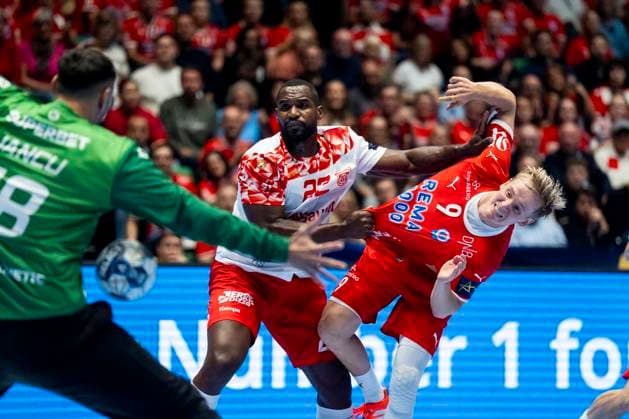 Handball, Champions League Kolstad Dinamo Bucuresti 31 28 Trondheim 20250917 Dinamo Bucurestis Pedro Veitia Valdez and Kolstads Benedikt Gunnar Oskarsson score during the Champions League handball match between Kolstad and Dinamo Bucuresti in Trondheim Spektrum 31 28 Photo Ole Martin Wold NTB Trondheim Norway EDITORIAL USE ONLY RESTRICTED USE FOR BETTING COMPANIES  Copyright: xOlexMartinxWoldx xNTBx
