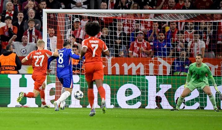 17 09 2025, xemx, Football UEFA Champions League, FC Bayern Muenchen Chelsea London v l Konrad Laimer FC Bayern Muenchen , Enzo Fernandez Chelsea London , Manuel Neuer FC Bayern Muenchen DFL DFB REGULATIONS PROHIBIT ANY USE OF PHOTOGRAPHS as IMAGE SEQUENCES and or QUASI VIDEO Muenchen