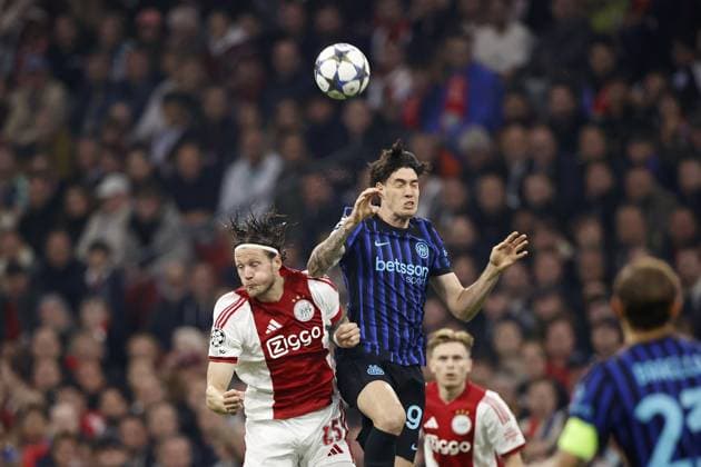 AMSTERDAM - (l-r) Wout Weghorst of Ajax, Alessandro Bastoni of FC Internazionale Milano during the UEFA Champions League match between AFC Ajax v FC Internazionale Milano at the Johan Cruijff ArenA on September 17, 2025 in Amsterdam, Netherlands. ANP Hollandse Hoogte Maurice van Steen UEFA Champions League 2025 26 xVIxANPxSportx xMauricexvanxSteenxIVx 536647597 originalFilename: 536647597.jpg