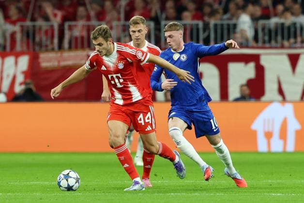 Josip Stanisic of Bayern Munich and Cole Palmer of Chelsea Bayern Munich v Chelsea, UEFA Champions League, Group Stage, Football, Allianz Arena, Munich, Germany - 17 Sep 2025Munich Allianz Arena Germany EDITORIAL USE ONLY No use with unauthorised audio, video, data, fixture lists, club league logos or live services. Online in-match use limited to 120 images, no video emulation. No use in betting, games or single club league player publications.  Copyright: xChristianxKolbert Shutterstockx 15481350w