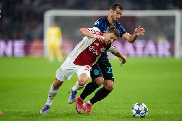 AMSTERDAM, 23-08-2025, Johan Cruijff ArenA ,season 2025 2026 , UEFA Champions League football , league phase, .Match between Ajax and Inter Milan , Picture shows Ajax player Youri Regeer , Inter player Henrikh Mhkitaryan Ajax - Inter  x31066288x Copyright:
