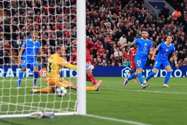 Fußball UEFA-Champions-League-Phase Liverpool gegen Atletico Madrid 17. September 2025 UEFA-Champions-League-Phase Liverpool gegen Atletico Madrid Mohamed Salah von Liverpool erzielt sein zweites Tor Foto Simon Stacpoole Abseits Liverpool UK  Copyright: xSimonxStacpoolexOffside