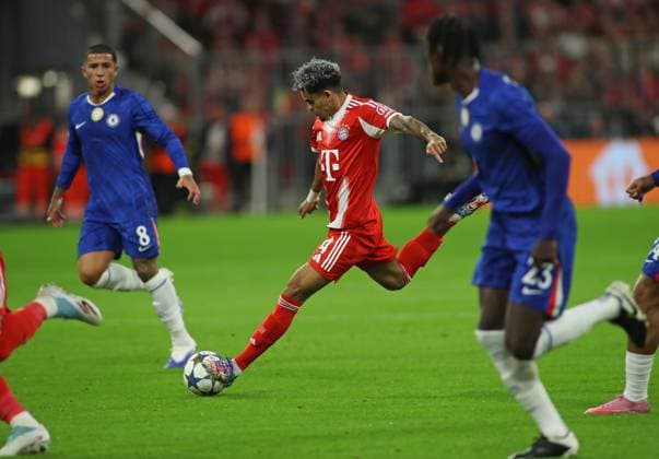Football, Men, Champions League, Season 2025 2026, FC Bayern Munich FC Chelsea, Matchday 1, Allianz Arena Luis Diaz FC Bayern Munich with a shot on goal, Conclusion