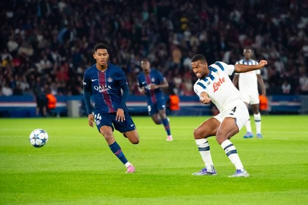 FOOTBALL : PSG vs Atalanta - Ligue des Champions - 17 09 2025 Senny Mayulu ( 24 - PSG ) and Isak Hien ( 4 - Atalanta ) during the UEFA Champions League match between Paris Saint Germain and Atalanta BC at Parc Des Princes on September 17 , 2025 in Paris, France. ( Photo by Federico Pestellini PsnewZ ) - ParisFrance  Copyright: xFedericoxPestellinix