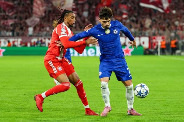 Pedro Neto of Chelsea and Michael Olise of Bayern Munich Bayern Munich v Chelsea, UEFA Champions League, Group Stage, Football, Allianz Arena, Munich, Germany - 17 Sep 2025Munich Allianz Arena Germany EDITORIAL USE ONLY No use with unauthorised audio, video, data, fixture lists, club league logos or live services. Online in-match use limited to 120 images, no video emulation. No use in betting, games or single club league player publications.  Copyright: xChristianxKolbert Shutterstockx 15481350ac