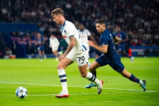 FOOTBALL : PSG vs Atalanta - Ligue des Champions - 17 09 2025 Daniel Maldini ( 70 - Atalanta ) and Achraf Hakimi ( 2 - PSG ) during the UEFA Champions League match between Paris Saint Germain and Atalanta BC at Parc Des Princes on September 17 , 2025 in Paris, France. ( Photo by Federico Pestellini PsnewZ ) - ParisFrance  Copyright: xFedericoxPestellinix