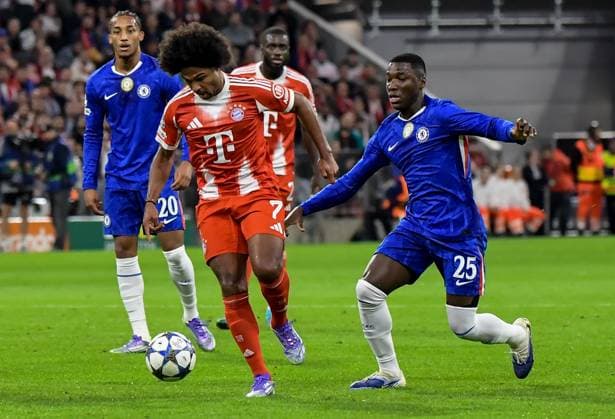 17 09 2025, xemx, Football UEFA Champions League, FC Bayern Muenchen Chelsea London v l Serge Gnabry FC Bayern Muenchen , Moises Caicedo Chelsea London DFL DFB REGULATIONS PROHIBIT ANY USE OF PHOTOGRAPHS as IMAGE SEQUENCES and or QUASI VIDEO Muenchen