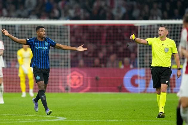 AMSTERDAM, 23-08-2025, Johan Cruijff ArenA ,season 2025 2026 , UEFA Champions League football , league phase, .Match between Ajax and Inter Milan , Picture shows Inter player Denzel Dumfries, referee Michael Oliver Ajax - Inter  x31066339x Copyright: