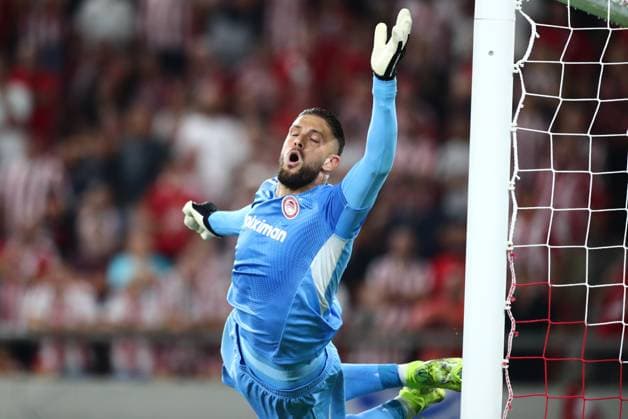 UEFA Champions League - Olympiacos FC vs Pafos FC - Olympiacos goalkeeper Alexandros Paschalakis in action during the UEFA Champions League Phase matchday 1 soccer match between Olympiacos FC and Pafos FC in Stadium Georgios Karaiskakis in Piraeus, Greece, 17 September 2025.. IMAGO ONE INCH PRODUCTIONS PIRAEUS Greece Copyright: xONExINCHxPRODUCTIONSx 6659594