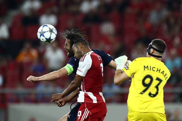 UEFA Champions League - Olympiacos FC vs Pafos FC - Olympiacos player Ayoub El Kaabi in action against goalkeeper of Pafos Neofytos Michael during the UEFA Champions League Phase matchday 1 soccer match between Olympiacos FC and Pafos FC in Stadium Georgios Karaiskakis in Piraeus, Greece, 17 September 2025.. IMAGO ONE INCH PRODUCTIONS PIRAEUS Greece Copyright: xONExINCHxPRODUCTIONSx 6659636