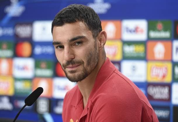 Ahead of UEFA Champions League: Eintracht Frankfurt v Galatasaray FRANKFURT, GERMANY - SEPTEMBER 17: Kaan Ayhan of Galatasaray makes a speech as he holds a press conference, PK, Pressekonferenz with his head coach Okan Buruk (not seen) at Deutsche Bank Park in Frankfurt, Germany on September 17, 2025, ahead of UEFA Champions League football match between Eintracht Frankfurt and Galatasaray. Halil Sagirkaya Anadolu Frankfurt Germany. Editorial use only. Please get in touch for any other usage.  Copyright: x2025xAnadoluxHalilxSagirkayax