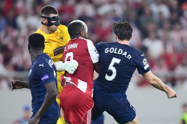 UEFA Champions League - Olympiacos FC vs Pafos FC - Olympiacos player Ayoub El Kaabi in action against goalkeeper of Pafos Neofytos Michael during the UEFA Champions League Phase matchday 1 soccer match between Olympiacos FC and Pafos FC in Stadium Georgios Karaiskakis in Piraeus, Greece, 17 September 2025.. IMAGO ONE INCH PRODUCTIONS PIRAEUS Greece Copyright: xONExINCHxPRODUCTIONSx 6659640