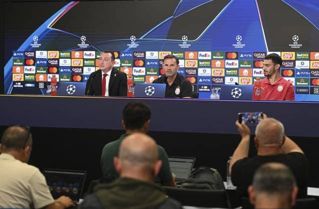 Ahead of UEFA Champions League: Eintracht Frankfurt v Galatasaray FRANKFURT, GERMANY - SEPTEMBER 17: Head coach Okan Buruk (C) of Galatasaray makes a speech as he holds a press conference, PK, Pressekonferenz with his player Kaan Ayhan (R) at Deutsche Bank Park in Frankfurt, Germany on September 17, 2025, ahead of UEFA Champions League football match between Eintracht Frankfurt and Galatasaray. Halil Sagirkaya Anadolu Frankfurt Germany. Editorial use only. Please get in touch for any other usage.  Copyright: x2025xAnadoluxHalilxSagirkayax