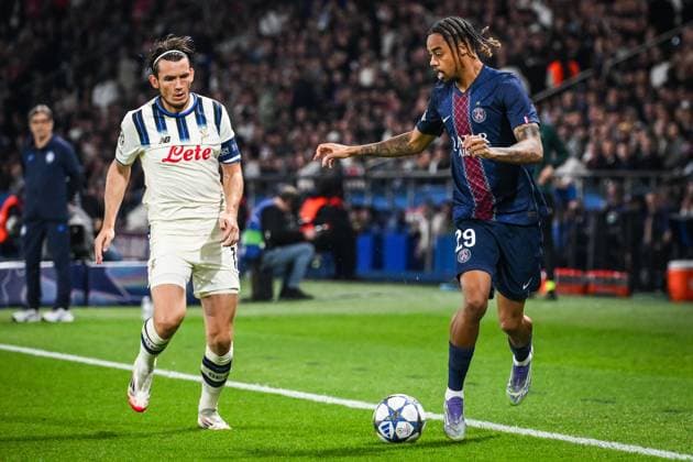 September 17, 2025, Paris, France, France: Marten DE ROON of Atalanta and Bradley BARCOLA of PSG during the UEFA Champions League, League Phase MD1 match between Paris Saint-Germain and Atalanta BC at Parc des Princes Stadium on September 17, 2025 in Paris, France. Paris France - ZUMAm308 20250917_zsp_m308_001 Copyright: xMatthieuxMirvillex