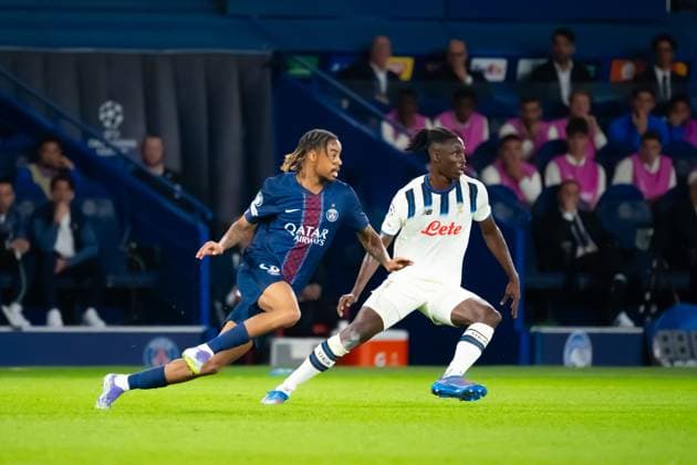 FOOTBALL : PSG vs Atalanta - Ligue des Champions - 17 09 2025 Bradley Barcola ( 29 - PSG ) and Odilon Kossounou ( 3 - Atalanta ) during the UEFA Champions League match between Paris Saint Germain and Atalanta BC at Parc Des Princes on September 17 , 2025 in Paris, France. ( Photo by Federico Pestellini PsnewZ ) - ParisFrance  Copyright: xFedericoxPestellinix