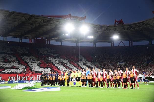 UEFA Champions League - Olympiacos FC vs Pafos FC - Olympiacos and Pafos players line up during the UEFA Champions League Phase matchday 1 soccer match between Olympiacos FC and Pafos FC in Stadium Georgios Karaiskakis in Piraeus, Greece, 17 September 2025.. IMAGO ONE INCH PRODUCTIONS PIRAEUS Greece Copyright: xONExINCHxPRODUCTIONSx 6659296