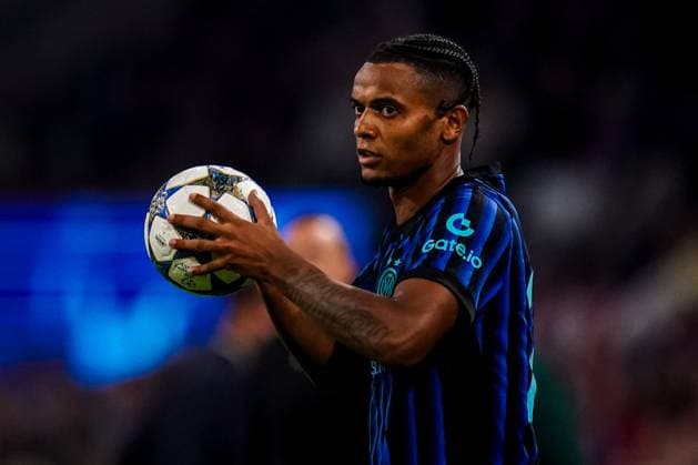 AMSTERDAM, NETHERLANDS - SEPTEMBER 17: Manuel Akanji of FC Internazionale takes a throw in during the UEFA Champions League 2025 26 League Phase MD1 match between AFC Ajax and FC Internazionale Milano at Johan Cruijff Arena on September 17, 2025 in Amsterdam, Netherlands. (Photo by Rene Nijhuis) SPO  Copyright: xRenexNijhuis