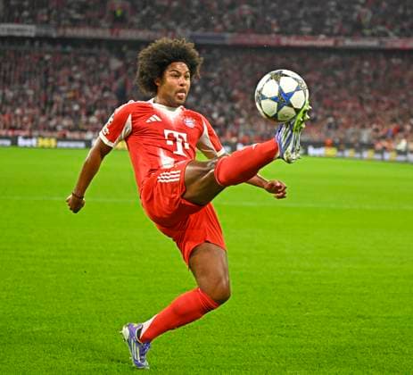 17 09 2025, Football UEFA Championsleague 2025 2026 1 Matchday, FC Bayern Munich FC Chelsea, in the Allianz Arena Munich Serge Gnabry FC Bayern Munich on the ball DFL and DFB regulations prohibit any use of photographs as image sequences and or quasi video