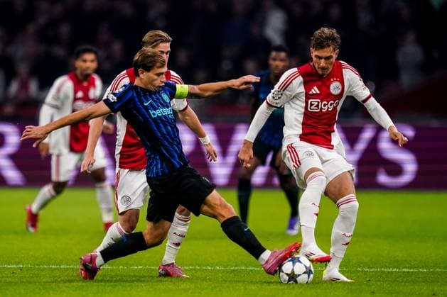 AMSTERDAM, NETHERLANDS - SEPTEMBER 17: Nicolo Barella of FC Internazionale and Mika Godts of AFC Ajax battle for possession during the UEFA Champions League 2025 26 League Phase MD1 match between AFC Ajax and FC Internazionale Milano at Johan Cruijff Arena on September 17, 2025 in Amsterdam, Netherlands. (Photo by Rene Nijhuis) SPO  Copyright: xRenexNijhuis